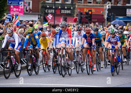 Vorderen Fahrer in der Frauen Road Race Finale durchlaufen Twickenham in West-London, UK, am Sonntag, den 29. Juli. Olympischen Spiele in London 2012. Stockfoto