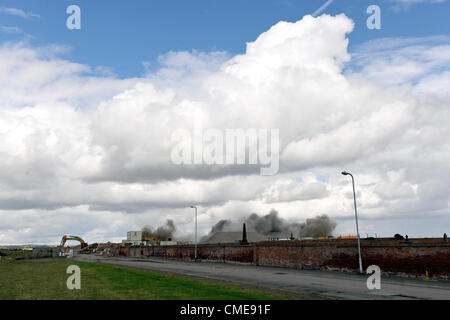 Die kultige Steetley Schornstein ist in Hartlepool am Sonntag, 29. Juli 2012 gesprengt Stockfoto