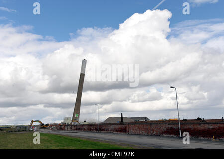 Die kultige Steetley Schornstein ist in Hartlepool am Sonntag, 29. Juli 2012 gesprengt Stockfoto