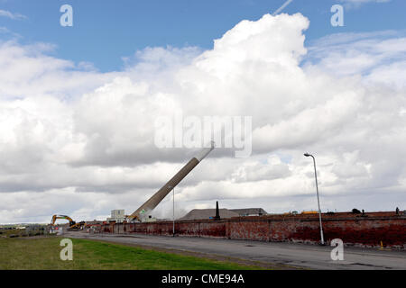 Die kultige Steetley Schornstein ist in Hartlepool am Sonntag, 29. Juli 2012 gesprengt Stockfoto