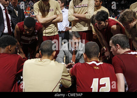 26. Januar 2012 - Charlottesville, Virginia, USA - Boston College Trainer Steve Donahue Gespräche mit seinem Team während des Spiels gegen Virginia Sonntag, 26. Februar 2012 in Charlottesville, Virginia Virginia besiegt Boston College 66-49. (Kredit-Bild: © Andrew Shurtleff/ZUMAPRESS.com) Stockfoto