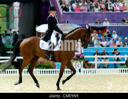 London, UK. 29. Juli 2012. Greenwich Park.  Zara Phillips GBR im Wettbewerb auf High Königreich in der Dressur-Phase des Olympischen Pferdesport Vielseitigkeits-event Stockfoto