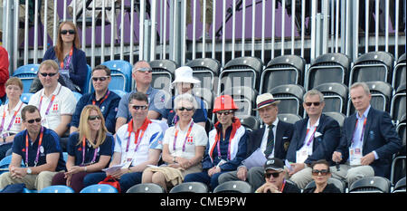 London, UK. 29. Juli 2012. Greenwich Park. Olympics Pferdesport. Seine königliche Hoheit Herzog von Edinburgh, 3. rechts sitzen neben Ihre Königliche Hoheit Prinzessin Anne beobachten Zara Phillips im Wettbewerb in der Dressur-Phase von der Vielseitigkeit Stockfoto