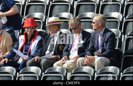 London, UK. 29. Juli 2012. Greenwich Park. Olympics Pferdesport. Seine königliche Hoheit Herzog von Edinburgh, 3. rechts sitzen neben Ihre Königliche Hoheit Prinzessin Anne beobachten Zara Phillips im Wettbewerb in der Dressur-Phase von der Vielseitigkeit Stockfoto