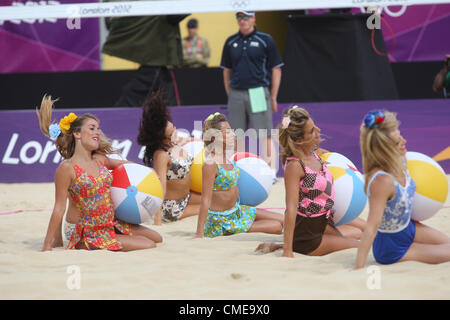 CHEER LEADERS WOMENS BEACH VOLLEYBALL HORSE GUARDS PARADE LONDON ENGLAND 29. Juli 2012 Stockfoto