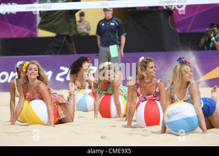 CHEER LEADERS WOMENS BEACH VOLLEYBALL HORSE GUARDS PARADE LONDON ENGLAND 29. Juli 2012 Stockfoto