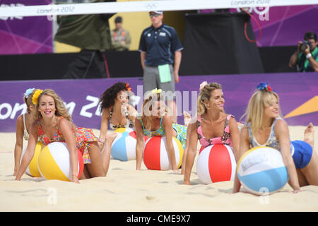 CHEER LEADERS WOMENS BEACH VOLLEYBALL HORSE GUARDS PARADE LONDON ENGLAND 29. Juli 2012 Stockfoto