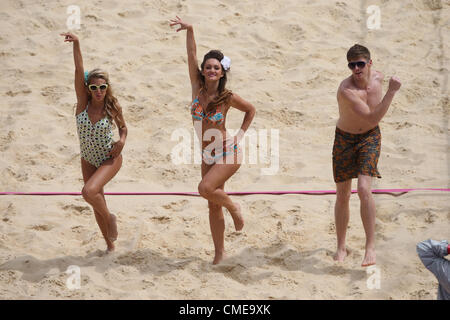 CHEER LEADERS WOMENS BEACH VOLLEYBALL HORSE GUARDS PARADE LONDON ENGLAND 29. Juli 2012 Stockfoto