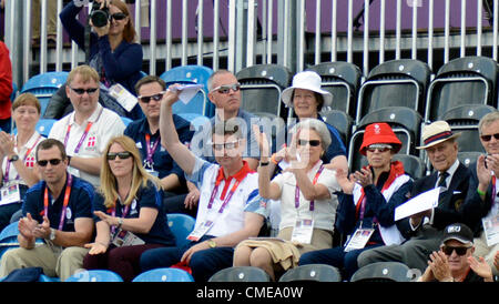 29.07.2012. Greenwich Park, London, England. Greenwich Park. Olympics Pferdesport. Seine königliche Hoheit Herzog von Edinburgh, 2rd richtig sitzen neben Ihre Königliche Hoheit Prinzessin Anne applaudieren Zara Phillips im Wettbewerb in der Dressur-Phase von der Vielseitigkeit Stockfoto