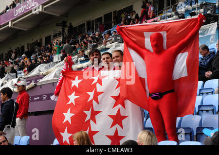 29.07.2012 Coventry, England. Fans auf der Tribüne im Kostüm vor Anpfiff in den Olympischen Fußball Herren vorläufige Spiel zwischen Korea und der Schweiz von City of Coventry Stadium Stockfoto