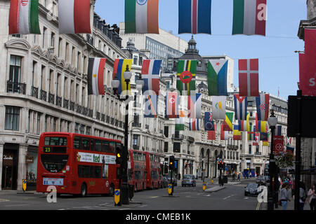 LONDON, 28. Juli 2012. Olympische Fahnen hängen in der Regent Street. London 2012. Stockfoto