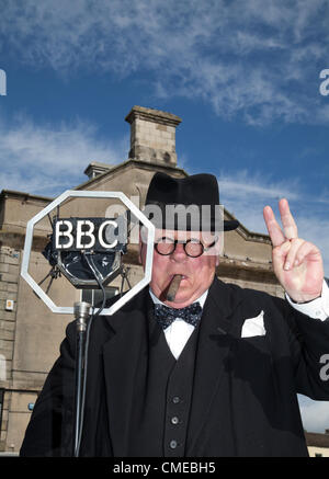 Peter Austwick, (MR) look-alike, Doppel-, oder Doppelgänger von Peterborough, ein 1940er Churchill nachempfunden, V-sign, V-für-Sieg mit zwei Fingern, Schauspieler, Leute, Event, Mann, Veteran, Stadt, männlich, Performance, show, Armee, Geschichte, Militär, Soldaten, Uniform, Vintage, Krieg, historischen, ii, Ausführen, Person, Re-enactment, Gebäude am Marktplatz Leyburn Eines der größten Ereignisse in Leyburn's Kalender 1940 Zweiter Weltkrieg, Krieg Re-enactment Wochenende, im Sommer eine Veranstaltung am 28. und 29. Juli 2012, Wensleydale, North Yorkshire Dales, Richmondshire, Großbritannien Stockfoto