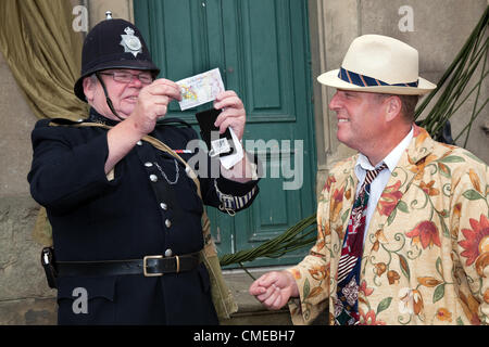 Tim Handley von Grantham als Max Miller Komiker in Floral Suit  Spivs Paying Police' The Market Place Leyburn   eines der größten Ereignisse in Leyburn's Kalender das 1940s war Time Re-enactment Weekend, ein Sommerereignis am 28th. Und 29th 2012. Juli, Wensleydale, North Yorkshire Dales, Richmondshire, UK Stockfoto