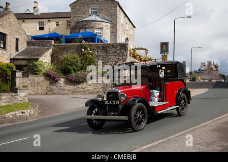 Gordon Harris mit seinem Austin 12 1861cc-Benzintaxi für 1937 30s auf dem Marktplatz Leyburn   eines der größten Ereignisse in Leyburns Kalender ist das 1940er. Wartime Re-Enenactment Weekend, eine Sommerveranstaltung für klassische Autos in den North Yorkshire Dales, Richmondshire, Großbritannien Stockfoto