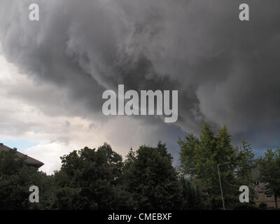 Watford, UK. 29. Juli 2012. Sturm Wolken über Watford, Hertfordshire, UK. Stockfoto