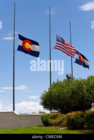 29. Juli 2012 - Aurora, Colorado, USA - The American flag und Colorado State Flags bei halbe Personal in der Nähe von Denver International Airport fliegen.  Zwölf Menschen starben und 58 schwer verletzte durch angebliche Schütze James Holmes in das Jahrhundert 16 Kino Aurora am 20. Juli 2012. Stockfoto