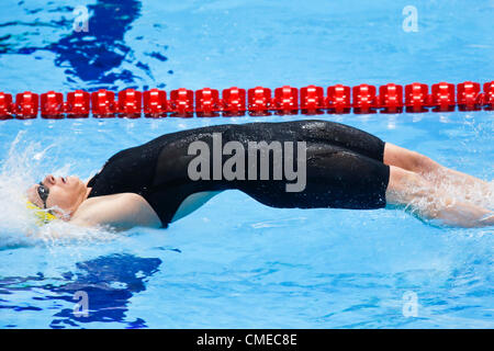 Emily Seebhm (AUS) starten die Frauen 100 Meter Rückenschwimmen Halbfinale in der Olympischen Sommerspiele 2012, London, England. Stockfoto