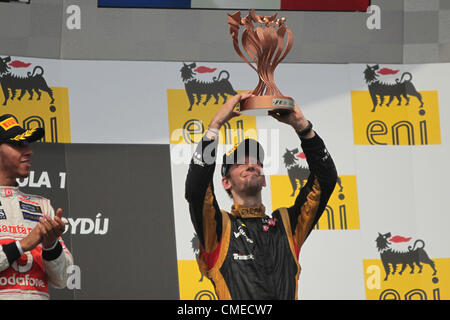 29.07.2012: Budapest, Ungarn. Formel 1 GP Ungarn in Budapest Romain Grosjean von Lotus zeigt seine tophy Stockfoto