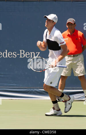 LOS ANGELES, CA - 29 Juli: Sam Querry feiert seinen Sieg bei den Bauern Classic präsentiert von Mercedes-Benz im LA Tennis Center am 29. Juli 2012 in Los Angeles, Kalifornien. Stockfoto