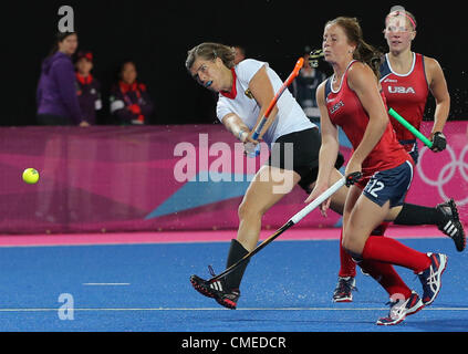 29.07.2012. London, England. Natascha Keller von Deutschland (L) und Julia Reinprecht von den Vereinigten Staaten während der Frauen fangen Sie Hockey im Olympic Park Riverbank Arena für London 2012 Olympische Spiele Feldhockey-Wettbewerb in London, Großbritannien, 29. Juli 2012. Stockfoto