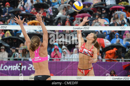 29.07.2012. London, England. Annie Martin (L) von Kanada gegen Zara Dampney (R) von Großbritannien während der Frauen vorläufige Beach-Volleyball match Mullin/Dampney (GBR) Vs Lessard/Martin (CAN) in Horse Guards Parade auf die 2012 Olympischen Spiele in London, London, Großbritannien, 29. Juli 2012. Stockfoto