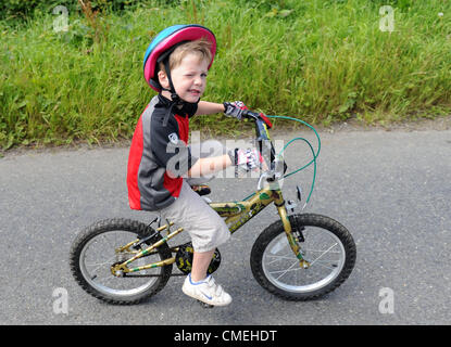 Sonntag, 29. Juli 2012. Ein Post Meath Erbe Cycle Tour 2012 begann bei Trim, County Meath. Mehr als 3.000 Radfahrer nahmen Teil, mit vier Routen insgesamt; die 160km, 100km, 50 km und 11km. Abgebildet ist, dass Sean McGuinness-Waters von Trim gelingt es, während der 11 km langen Strecke mit der Kamera unterwegs wink. . Foto: Barry Cronin Stockfoto