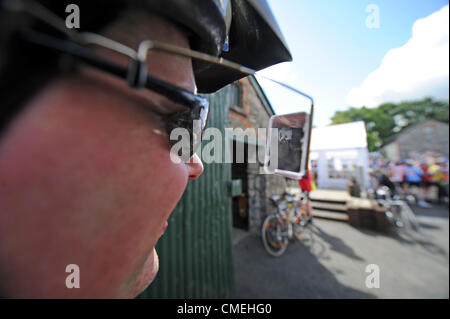 Sonntag, 29. Juli 2012. Ein Post Meath Erbe Cycle Tour 2012 begann bei Trim, County Meath. Mehr als 3.000 Radfahrer nahmen Teil, mit vier Routen insgesamt; die 160km, 100km, 50 km und 11km. Abgebildet ist Darren McGann von Mayo, County Meath spiegelt sich in seiner Sicht nach hinten Mikro an einen Wasser-Stop in Gormanlough, County Meath. . Foto: Barry Cronin Stockfoto