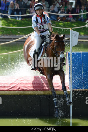 30.07.2012. Greenwich Park, London England. Britische Vielseitigkeits-Reiter Zara Phillips mit ihrem Pferd High Königreich während der Eventing Cross Country Reitsport-Wettbewerb im Greenwich Park auf die 2012 Olympischen Spiele in London, London, Großbritannien, 30. Juli 2012. Stockfoto