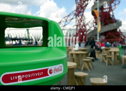 Sponsoring durch Unternehmen, branding und Einzelhandel in London 2012 Olympische Park - Coca-Cola Marken-Mülleimer Stockfoto