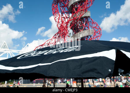 Sponsoring durch Unternehmen, branding und Einzelhandel in London 2012 Olympische Park - Coca-Cola Marken-Sonnenschirm Stockfoto