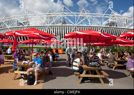 Sponsoring durch Unternehmen, branding und Einzelhandel in London 2012 Olympische Park - Coca-Cola Marken-Sonnenschirme in der Nähe von Stadion Stockfoto