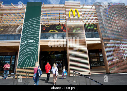 Sponsoring durch Unternehmen, branding und Einzelhandel in der Olympischen Spiele in London 2012 - Besucher betreten Sie die Welt größte McDonald Stockfoto