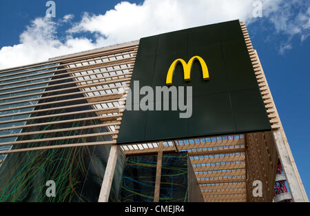 Sponsoring durch Unternehmen, branding und Einzelhandel in London 2012 Olympische Park Golden Arches Logo auf McDonald's-restaurant Stockfoto