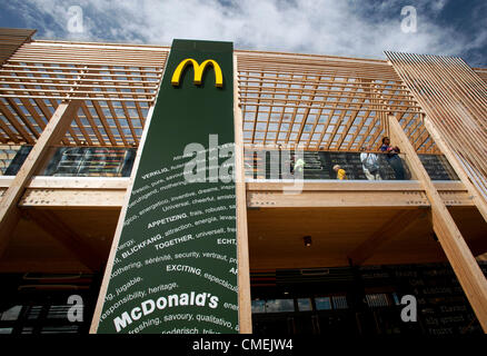 Sponsoring durch Unternehmen, branding und Einzelhandel in London 2012 Olympische Park - Golden Arches Logo auf McDonald's-restaurant Stockfoto