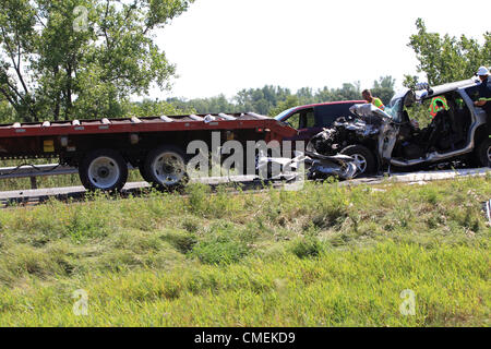 Montag, 30. Juli 2012--Emergency Arbeitnehmer klar die Szene eines tödlichen Unfalls in der Nähe von Hudson, Wisconsin, USA. Der Unfall ereignete sich, als ein Sport Utility Vehicle in der Rückseite des Semi-Tieflader auf i-94 nahe Meilenmarkierung 6 stürzte, verursacht mindestens einen Todesfall. Stockfoto