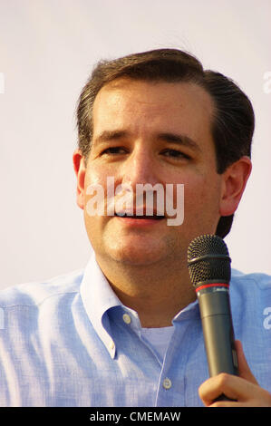 Kandidat Ted Cruz spricht zu einer Masse von etwa 1000 Anhänger bei einer Kampagne Veranstaltung im Town Creek Park in the Woodlands, Texas am 07/27/2012.Mr.Cruz läuft gegen Gouverneur von Texas Lt. David Dewhurst für einen US-Senat Sitz von Kay Bailey Hutchison geräumt. Stockfoto