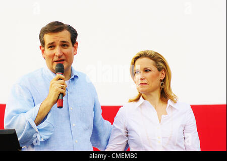 Kandidat Ted Cruz spricht zu einer Masse von ca. 1000 Fans bei einer Kampagne Veranstaltung in Town Creek Park in the Woodlands, Texas auf 07/27/2012.Pictured mit Frau Heidi auf rechten Seite. Stockfoto