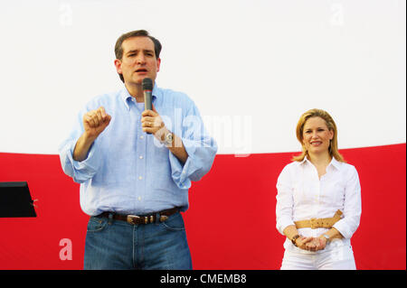 Kandidat Ted Cruz spricht zu einer Masse von ca. 1000 Fans bei einer Kampagne Veranstaltung in Town Creek Park in the Woodlands, Texas auf 07/27/2012.Pictured mit Frau Heidi auf rechten Seite. Stockfoto