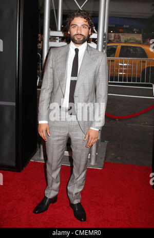 30. Juli 2012 - New York, New York, US - Schauspieler OSCAR ISAAC nimmt an der New Yorker Premiere von "The Bourne Legacy" im Ziegfeld Theatre statt. (Bild Kredit: Nancy Kaszerman/ZUMAPRESS.com ©) Stockfoto