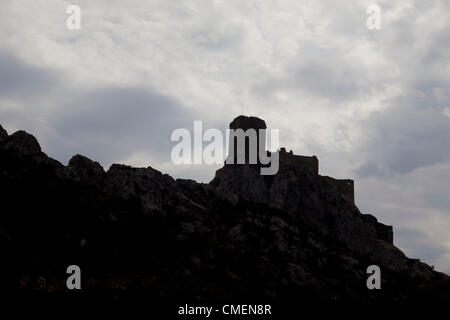 Sep 02, 2010 - Cucugnan, Frankreich - das Chateau de Queribus ist eine Burgruine in der Gemeinde von Cucugnan, Frankreich. Queribus gehört zu den "fünf Söhne von Carcassonne", zusammen mit Aguilar, Peyrepertuse, Termes und Puilaurens: strategisch platzierte fünf Burgen zur Verteidigung der französischen Grenze gegen die Spanier, bis die Grenze im Jahre 1659 verschoben wurde. Es gilt als die letzte Festung der Katharer. Queribus ist hoch und isoliert. Es steht auf dem höchsten Gipfel weit und breit. Im Jahr 1951 Restaurationsarbeiten am Turm begannen, und zwischen 1998 und 2002 erfolgte eine komplette Restaurierung des Schlosses: die Zertifizierungsstelle Stockfoto