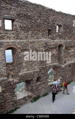 Sep 02, 2010 - Cucugnan, Frankreich - das Chateau de Queribus ist eine Burgruine in der Gemeinde von Cucugnan, Frankreich. Queribus gehört zu den "fünf Söhne von Carcassonne", zusammen mit Aguilar, Peyrepertuse, Termes und Puilaurens: strategisch platzierte fünf Burgen zur Verteidigung der französischen Grenze gegen die Spanier, bis die Grenze im Jahre 1659 verschoben wurde. Es gilt als die letzte Festung der Katharer. Queribus ist hoch und isoliert. Es steht auf dem höchsten Gipfel weit und breit. Im Jahr 1951 Restaurationsarbeiten am Turm begannen, und zwischen 1998 und 2002 erfolgte eine komplette Restaurierung des Schlosses: die Zertifizierungsstelle Stockfoto