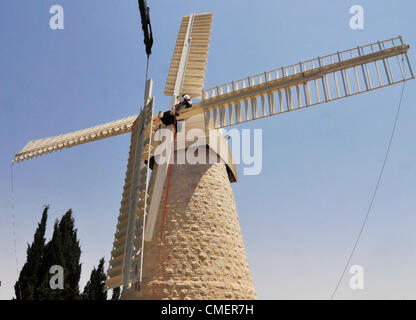 Das Wahrzeichen in Jerusalem ging eine Restaurierung zu verarbeiten, endete heute die Segel der Mühle von einem holländischen Fachmann anschließen. Stockfoto