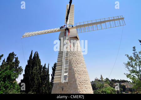 Das Wahrzeichen in Jerusalem ging eine Restaurierung zu verarbeiten, endete heute die Segel der Mühle von einem holländischen Fachmann anschließen. Stockfoto