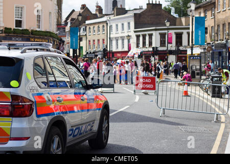 30. Juli 2012. Der Pferdesport-Event im Royal Greenwich Park, zog eine Menge von 50.000 Menschen und viele Straßen in der Gemeinde geschlossen. Dieses Foto ist nur außerhalb der Schwammspinner, in der Nähe der Cutty Sark. Polizei abgesperrt die Straßen für den Verkehr ermöglichen einen stetigen Strom von Fußgängern durch das Stadtzentrum und das Naval College. Stockfoto