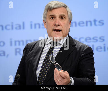 31. Juli 2012 Adressen - Brüssel, Belgien - EU-Kommissar für Industrie und Unternehmertum ANTONIO TAJANI Medien, da er den Bau Sektor Aktionsplan am Sitz Europäischen Kommission (EC) präsentiert. Die EG eingereicht, eine Strategie zur Steigerung des Sektors und Bau als treibende Kraft bei der Schaffung von Arbeitsplätzen und für ein nachhaltiges Wachstum für die Wirtschaft zu fördern.  (Kredit-Bild: © Wiktor Dabkowski/DPA/ZUMAPRESS.com) Stockfoto