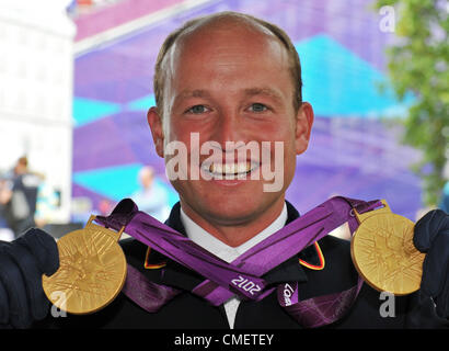 London, England, Vereinigtes Königreich. Dienstag, 31. Juli 2012. Deutschlands Michael Jung feiert nach dem Gewinn der Goldmedaillen von Einzel- und Mannschaft bei der Pferdesport-Veranstaltung während der London 2012 Olympische Spiele im Greenwich Park. Stockfoto