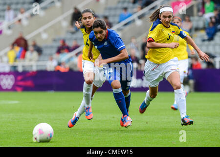 28.07.2012 Newcastle, England. Louisa Necib von Frankreich ist von Natalia Gaitan und Natalia Ariza in Aktion während des Olympischen Fußball-Frauen vorläufige Spiel zwischen Frankreich und Columbia aus St James Park gejagt. Stockfoto