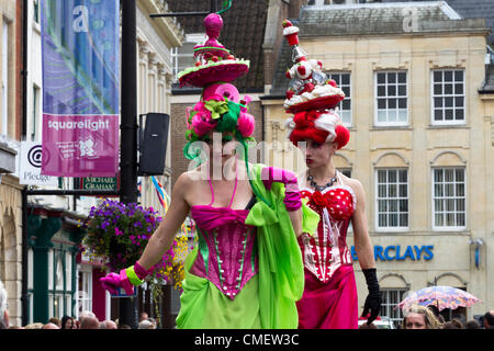 Northampton, UK. 31. Juli 2012. Menschen verkleidet als Teil der Künstler übernimmt die Führung, eine Reihe von 12 Kunst im öffentlichen Raum-Kommissionen in ganz Großbritannien, London 2012 Cultural Olympiade, finanziert vom Arts Council England zu feiern. Stockfoto