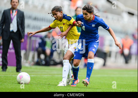 28.07.2012 Newcastle, England. Louisa Necib von Frankreich und Yulieht Dominguez von Columbia in Aktion während des Olympischen Fußball-Frauen vorläufige Spiel zwischen Frankreich und Columbia aus St James Park. Stockfoto