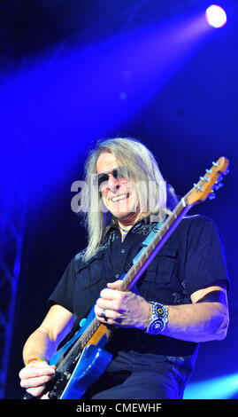 US-amerikanischer Rock-Gitarrist Steve Morse führt live auf dem G3 2012 Europa Tour Konzert in Prag, Tschechien am 31. Juli 2012. (CTK Foto/Michal Dolezal) Stockfoto